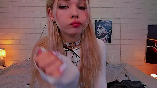 Snapshot of Blondy_Fina chatting on October 2025 04:49:02 AM Blondy Fina online show from October 2025 04:49:02 AM