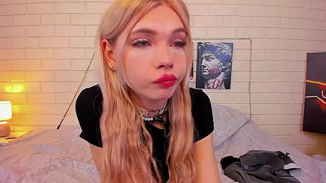 Snapshot of Blondy_Fina chatting on September 2025 04:51:02 AM Blondy Fina online show from September 2025 04:51:02 AM