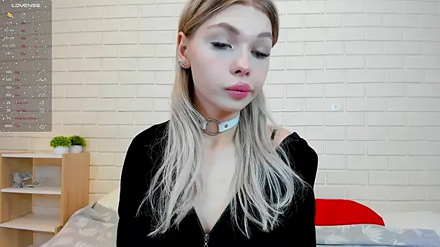 Snapshot of Blondy_Fina chatting on February 2026 04:48:01 AM Blondy Fina online show from February 2026 04:48:01 AM