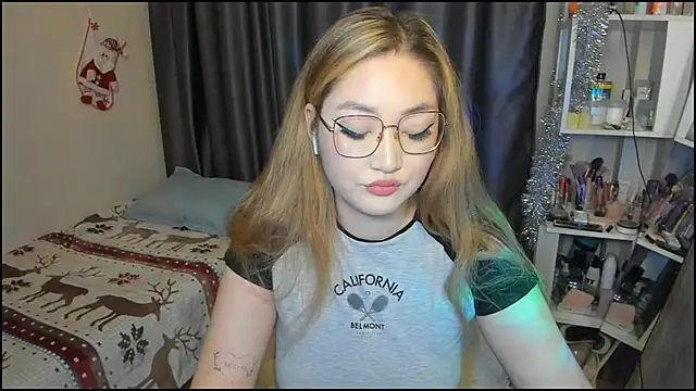 lyra x online show from December 2025 08:23:02 PM