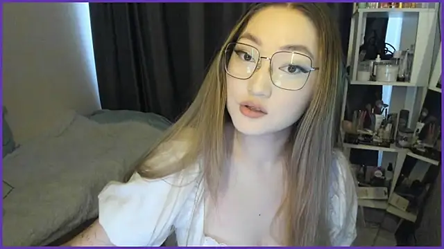 lyra x online show from October 2025 04:47:02 AM