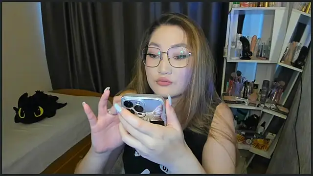 lyra x online show from November 2025 05:46:01 AM