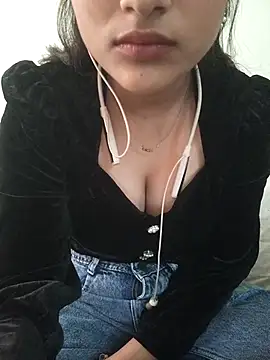 Neha Tyagi online show from November 2025 05:44:02 AM