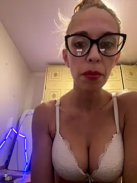 littlesquaw85 online show from October 2025 03:00:01 PM