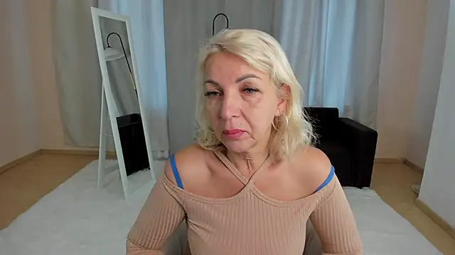 Snapshot of LiliaMoons chatting on October 2025 10:01:02 AM LiliaMoons online show from October 2025 10:01:02 AM