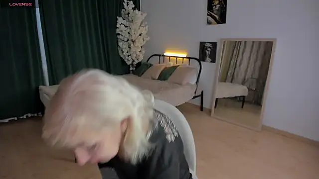 LiliaMoons online show from November 2025 09:34:02 AM