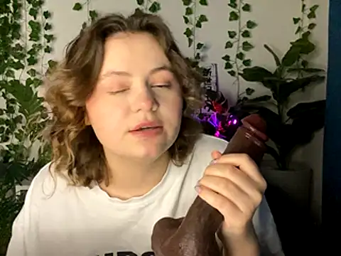 Snapshot of MoonIvy_ chatting on November 2025 06:29:02 PM MoonIvy online show from November 2025 06:29:02 PM