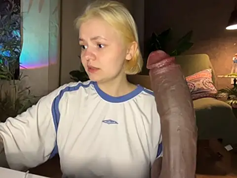 MoonIvy  online show from April 2026 07:06:02 PM