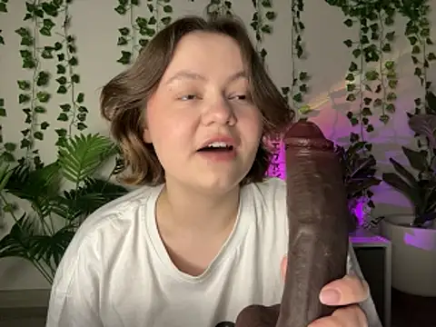 MoonIvy  online show from January 2026 07:18:01 PM