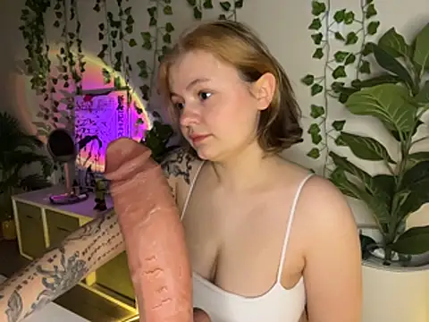 MoonIvy  online show from February 2026 07:02:02 PM