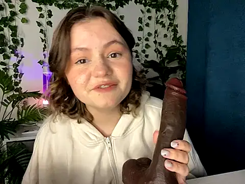 Snapshot of MoonIvy_ chatting on November 2025 06:18:01 PM MoonIvy online show from November 2025 06:18:01 PM