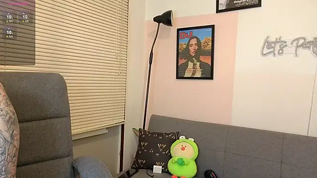 SujannaVarma  online show from November 2025 10:58:01 PM