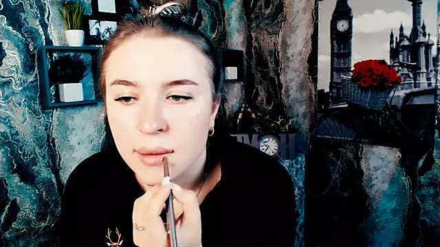 JuliaTopp  online show from October 2025 05:28:01 PM