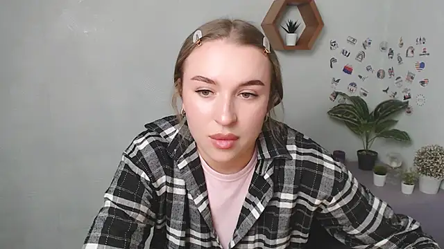 JuliaTopp  online show from September 2025 10:44:01 AM