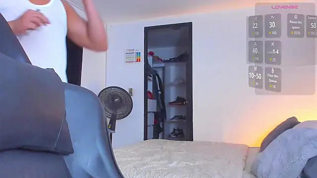 Snapshot of RJBarto chatting on November 2025 04:05:01 AM RJBarto online show from November 2025 04:05:01 AM