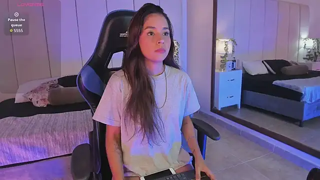 mia rousse25 online show from December 2025 01:35:01 PM