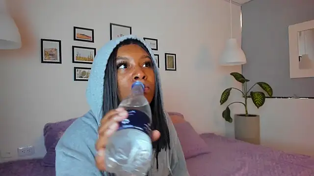 Coco joness online show from December 2025 07:46:02 PM