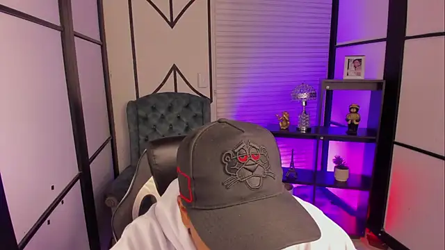 IsaacBlack  online show from October 2025 04:23:02 AM