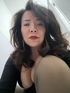 anna yngs online show from November 2025 12:20:01 PM