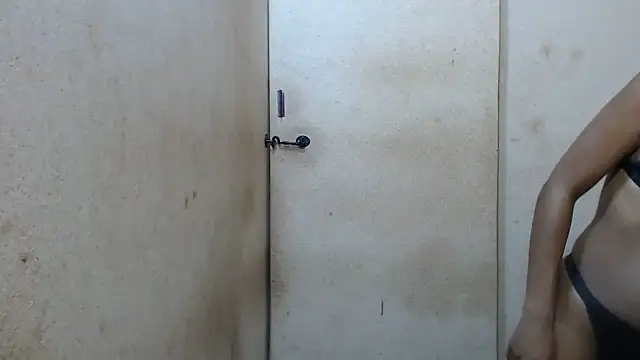 Snapshot of SweetSlender01 chatting on November 2025 10:15:02 PM SweetSlender01 online show from November 2025 10:15:02 PM