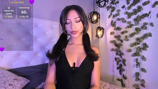 Nicollee Heart online show from March 2026 01:43:02 PM