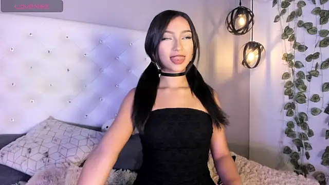 Nicollee Heart online show from March 2026 01:44:01 PM