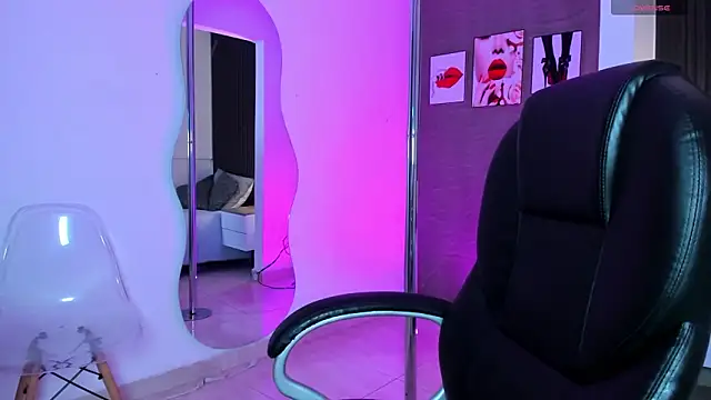 Snapshot of Dulcerose_01 chatting on November 2025 04:39:01 AM Dulcerose 01 online show from November 2025 04:39:01 AM