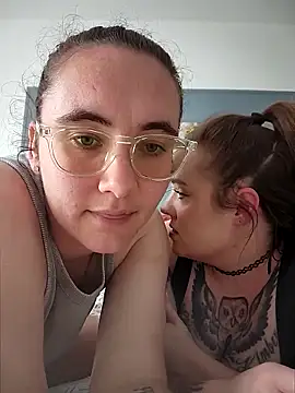 AndHerXO online show from April 2026 03:17:01 PM