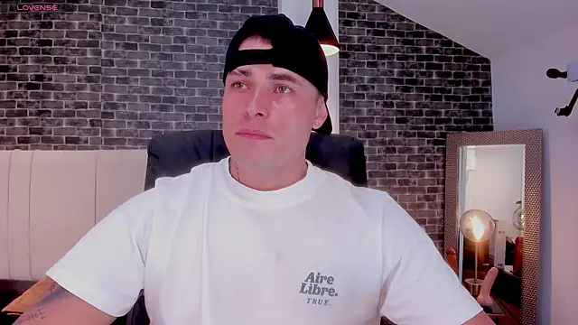 connorsmiith online show from April 2026 11:00:01 PM