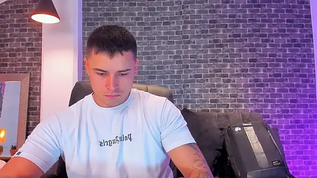 connorsmiith online show from September 2025 12:00:02 PM