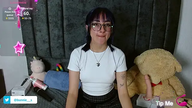 Littlee Bunny  online show from October 2025 11:00:01 AM