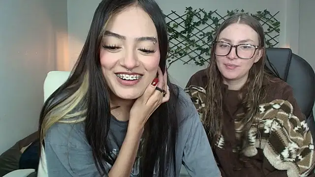 velvet  moon online show from April 2026 11:19:01 PM