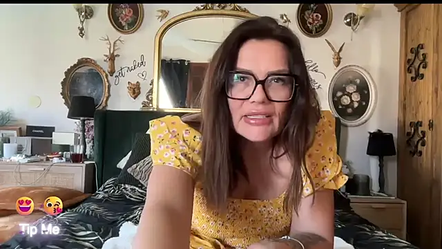 Snapshot of _Melia_ chatting on June 2026 04:06:02 PM Melia online show from June 2026 04:06:02 PM