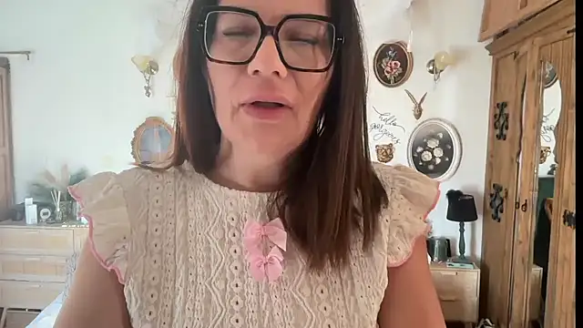 Snapshot of _Melia_ chatting on May 2026 06:11:01 AM Melia online show from May 2026 06:11:01 AM