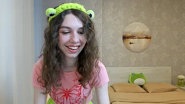 Snapshot of KellyShines chatting on April 2026 06:17:01 AM KellyShines online show from April 2026 06:17:01 AM