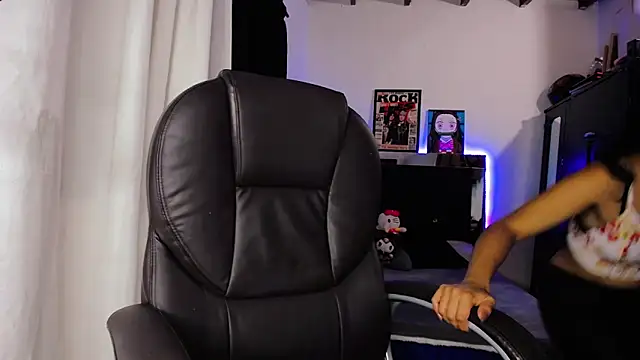 loganher900 online show from April 2026 12:12:02 AM