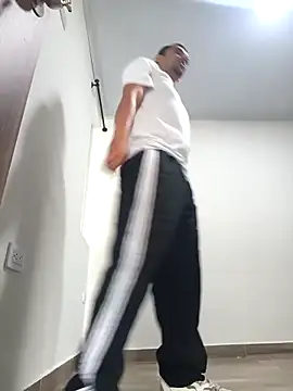 stivenlujan69 online show from February 2026 03:12:02 PM