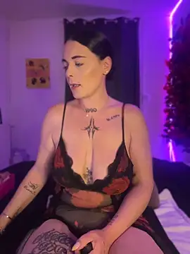 Snapshot of JuliaLaRousse chatting on June 2026 07:18:02 AM JuliaLaRousse online show from June 2026 07:18:02 AM