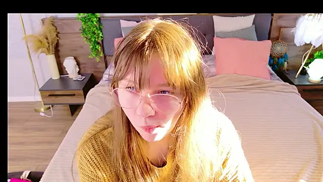 Moon  Bunny online show from May 2026 03:18:01 PM
