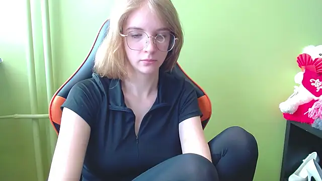 juicyPenny online show from April 2026 06:20:02 AM