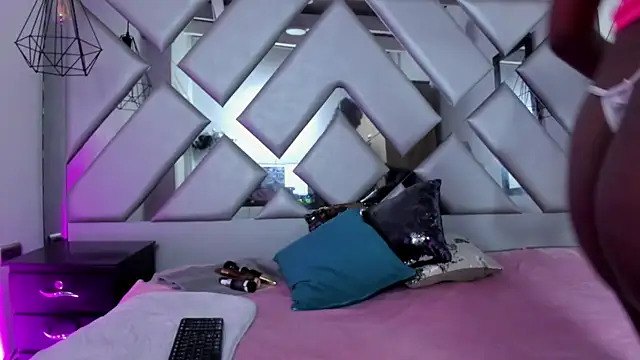 Snapshot of Lorenn_Hill chatting on November 2025 01:04:01 PM Lorenn Hill online show from November 2025 01:04:01 PM