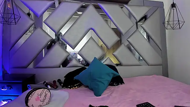 Snapshot of Lorenn_Hill chatting on October 2025 05:25:01 PM Lorenn Hill online show from October 2025 05:25:01 PM