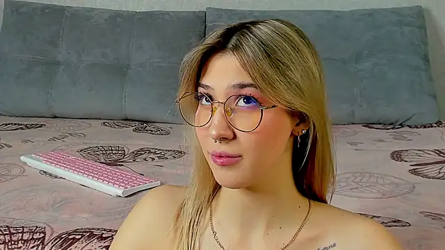 Snapshot of Bella_svon chatting on October 2025 06:09:02 PM Bella svon online show from October 2025 06:09:02 PM