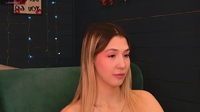 Snapshot of Bella_svon chatting on April 2026 08:28:01 AM Bella svon online show from April 2026 08:28:01 AM