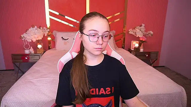 ArrinaWairr online show from December 2025 08:53:01 AM