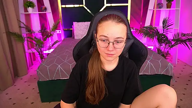 ArrinaWairr online show from November 2025 09:01:01 AM