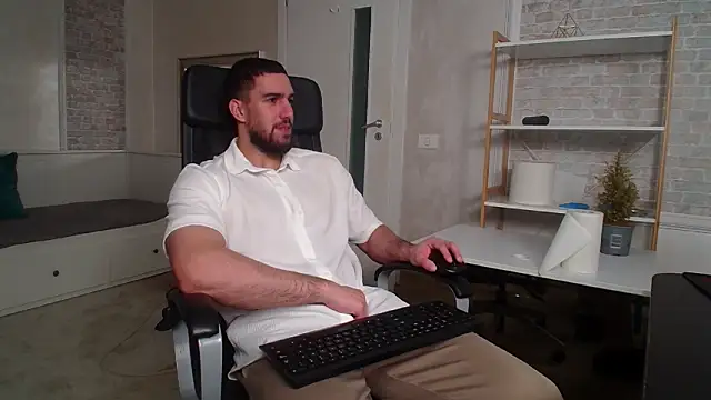 Snapshot of IvanHydee chatting on November 2025 05:41:01 AM IvanHydee online show from November 2025 05:41:01 AM