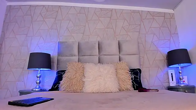 Emely florence  online show from November 2025 06:25:01 PM