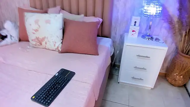 Emely florence  online show from February 2026 03:44:01 PM