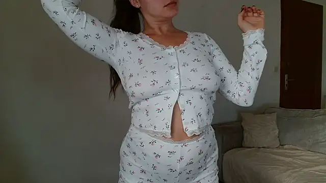 Snapshot of liloush__ chatting on October 2025 10:04:01 AM liloush online show from October 2025 10:04:01 AM